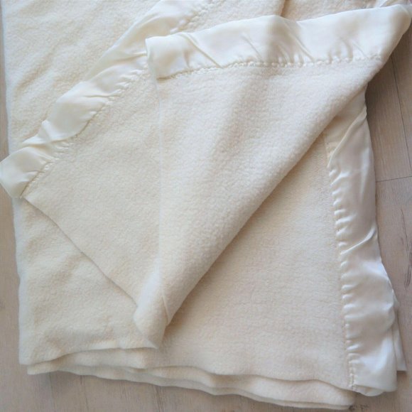 Unbranded Bedding Vintage Acrylic Blanket Satin Trim Beige 86 X 64
